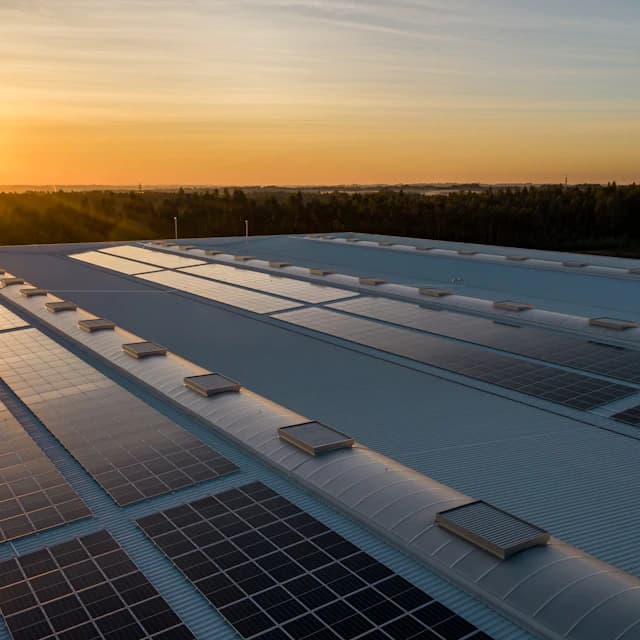 Photovoltaikmodule auf einem großen Gebäudedach