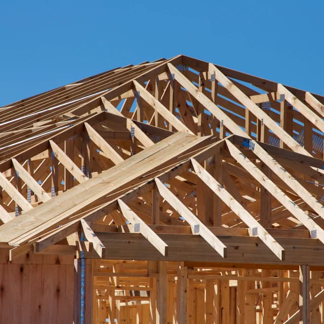 Holztragwerk und Dachkonstruktion eines Hauses im Bau